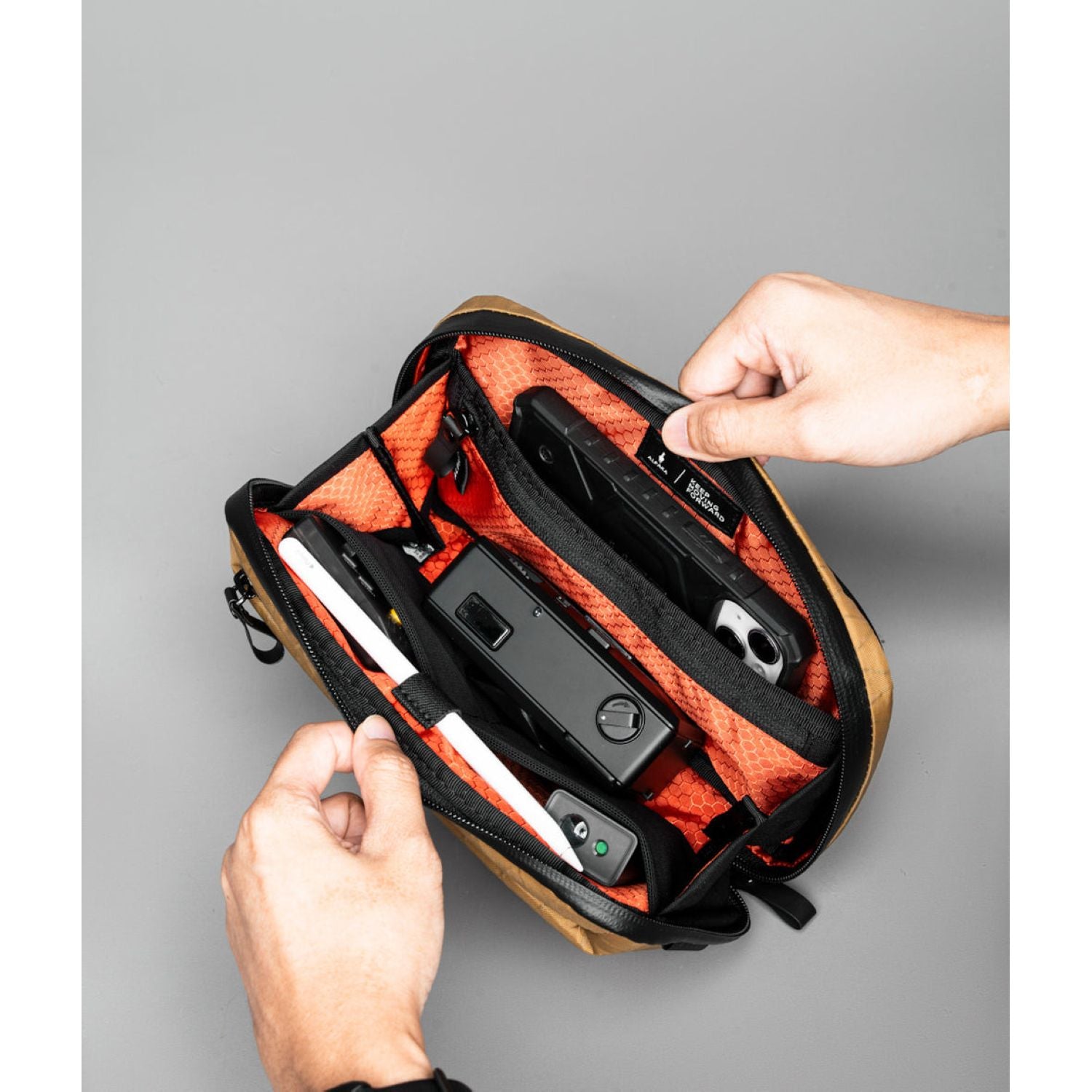 ALPAKA Elements Tech Case Sling Mini