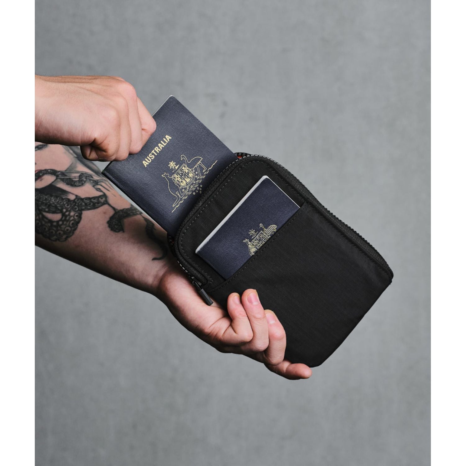 ALPAKA Zip Travel Wallet