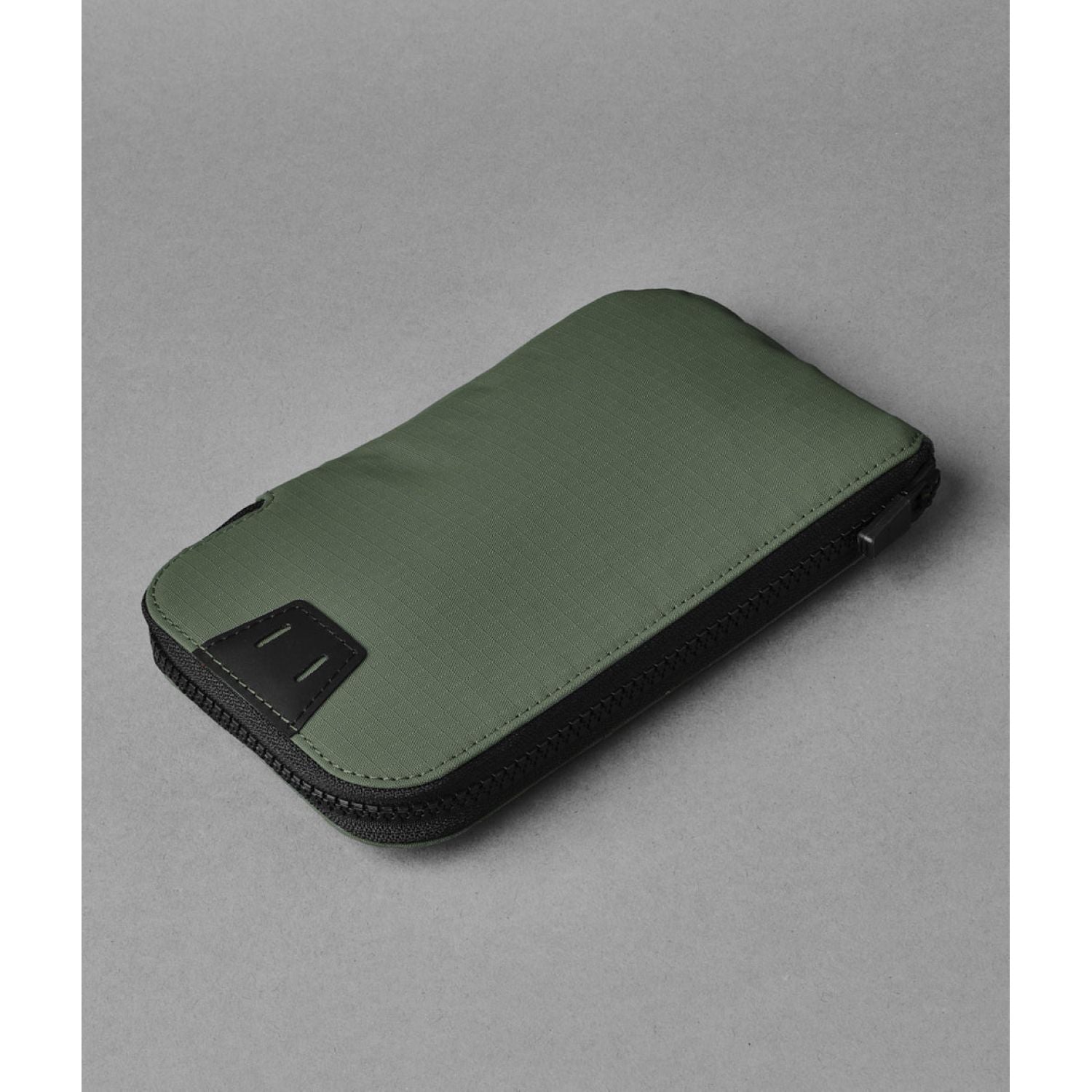 ALPAKA Zip Travel Wallet