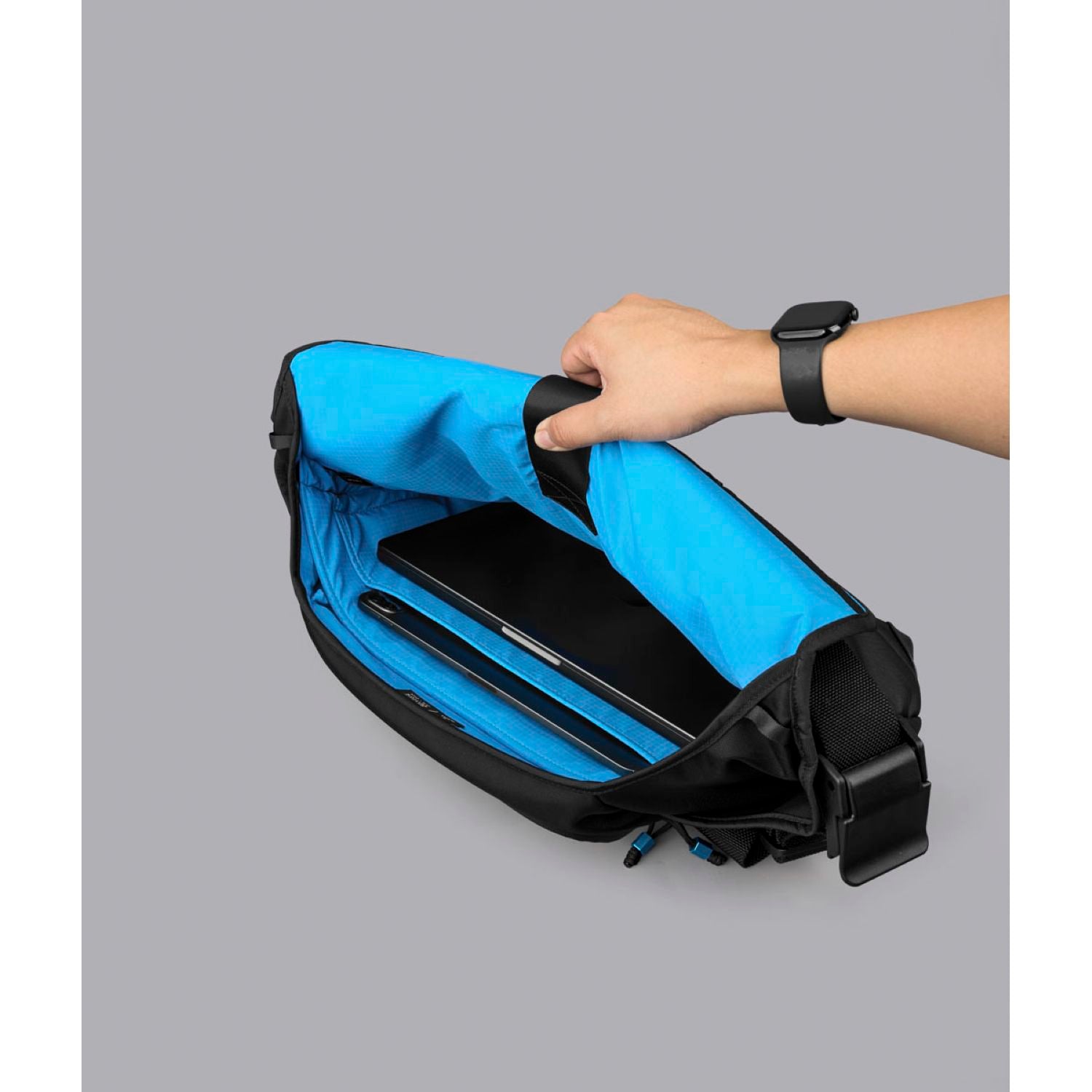 ALPAKA 7Ven Messenger Decade Edition 16" Ballastic Nylon 840D Bag