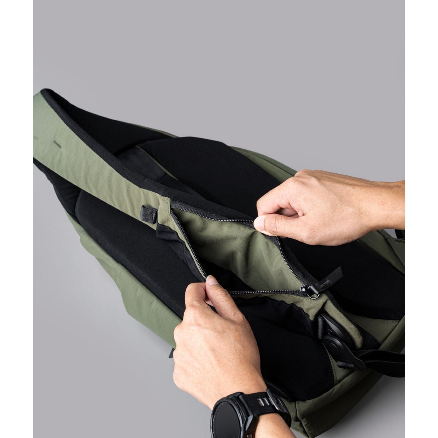 ALPAKA Metro Crossbody Right Shoulder