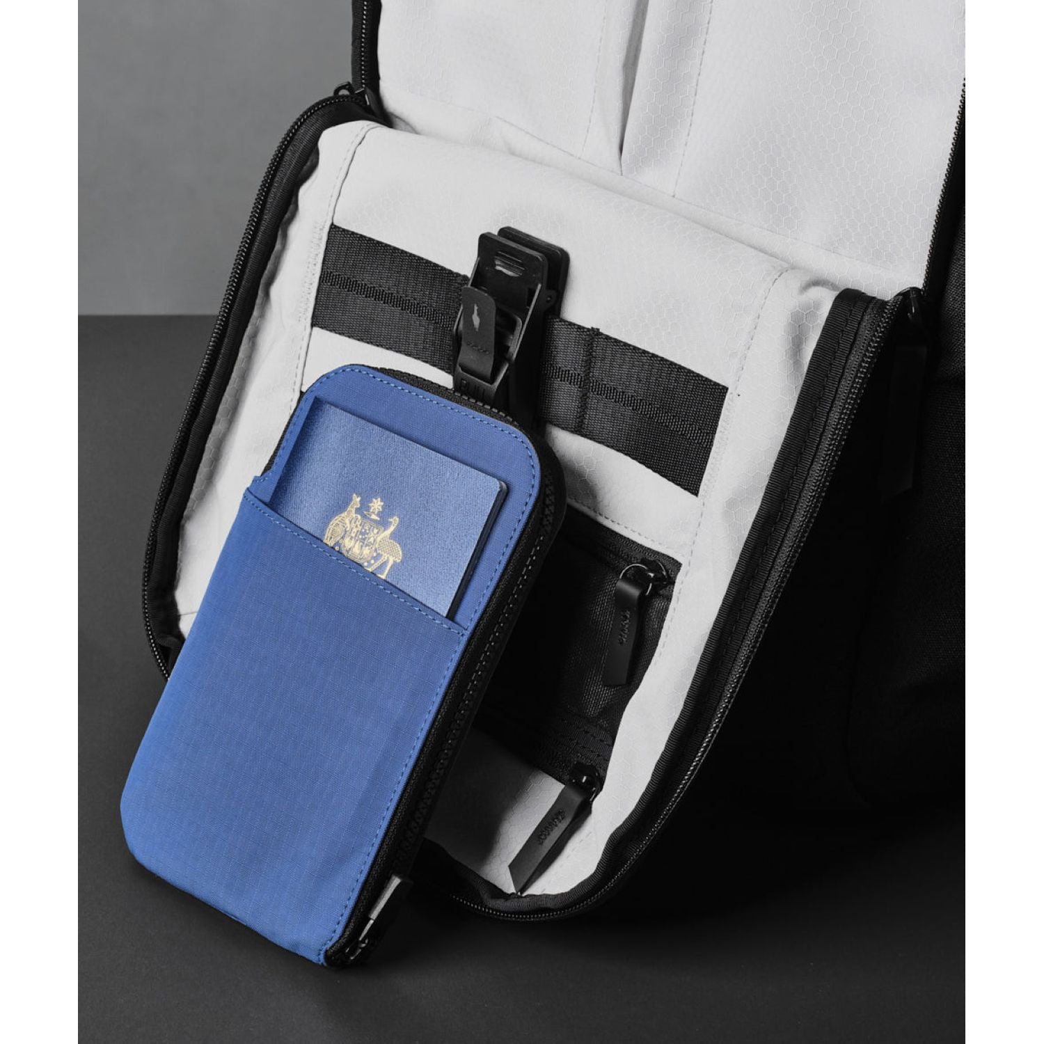 ALPAKA Zip Travel Wallet