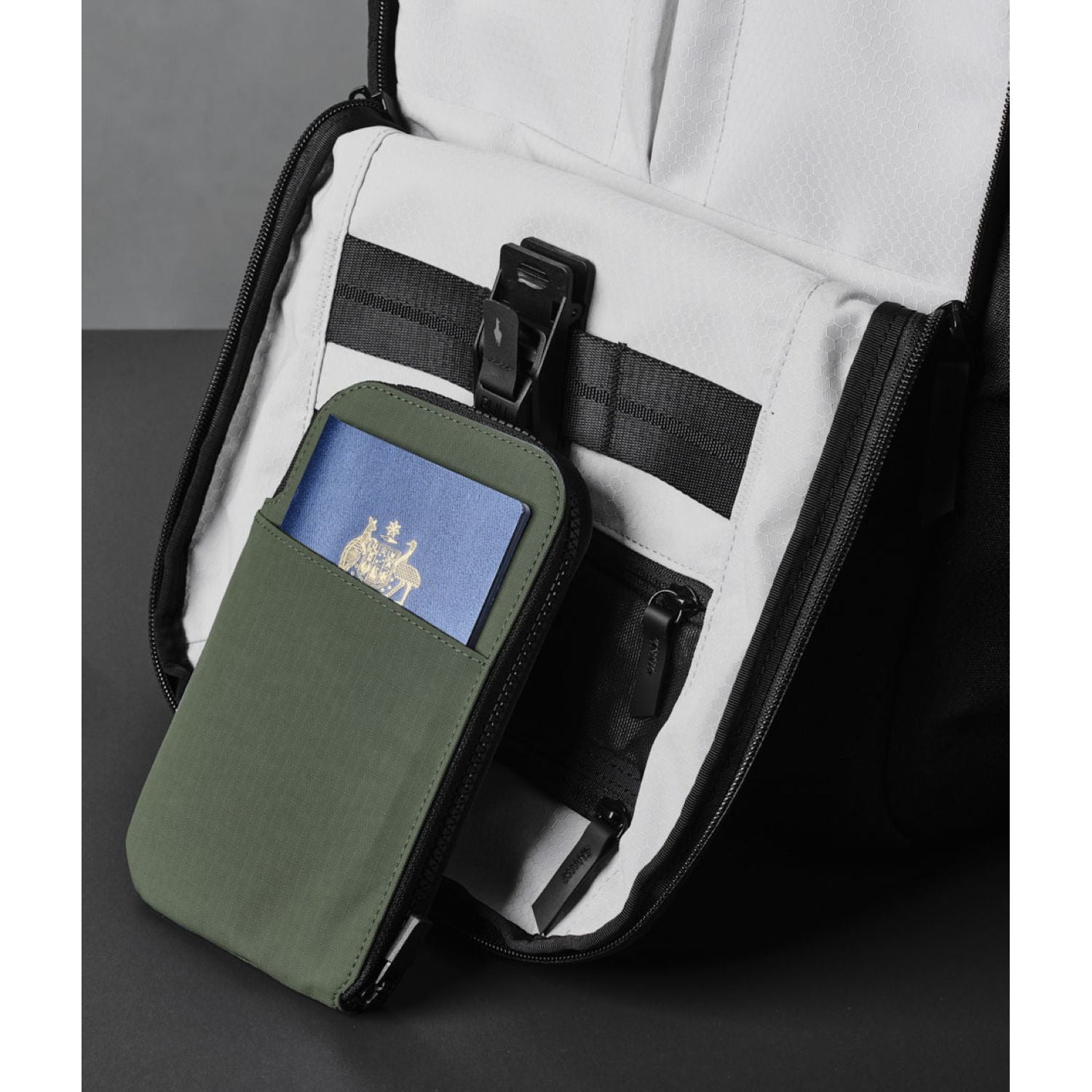 ALPAKA Zip Travel Wallet