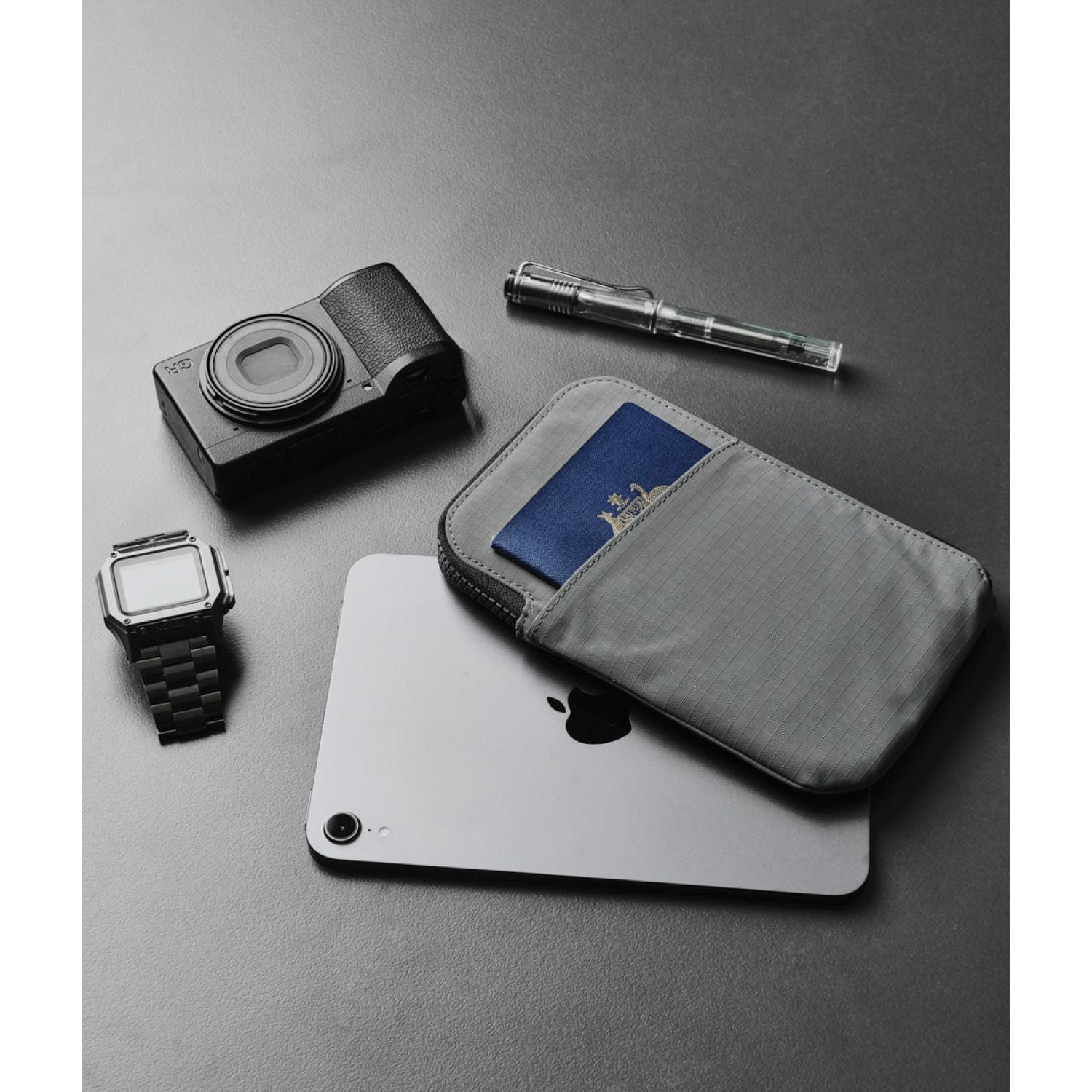 ALPAKA Zip Travel Wallet